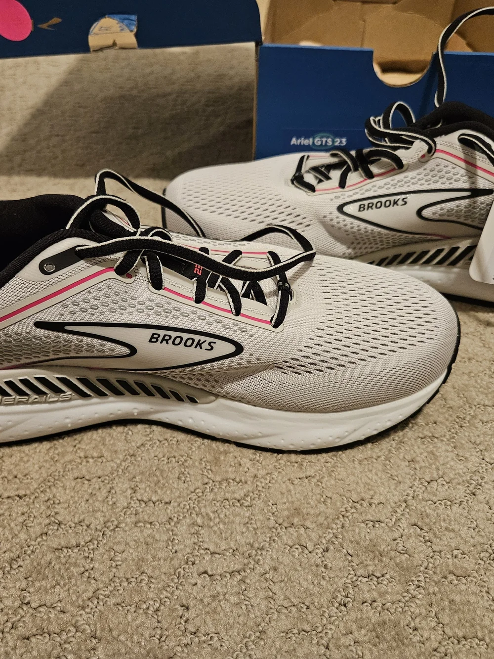 NIB Brooks Ariel GTS 23 Women's 10D Tennis Shoes